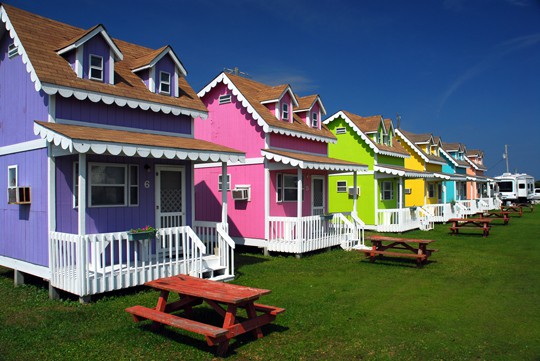 farverige hytter 